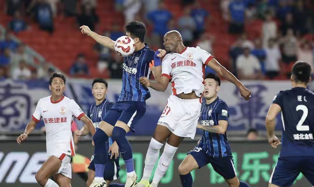 武汉三镇训练开放日,赛前回应争议引欢呼,NBA总决赛在即,轮换策略成焦点 武汉三镇训练开放日,赛前回应争议引欢呼,NBA总决赛在即,轮换策略成焦点